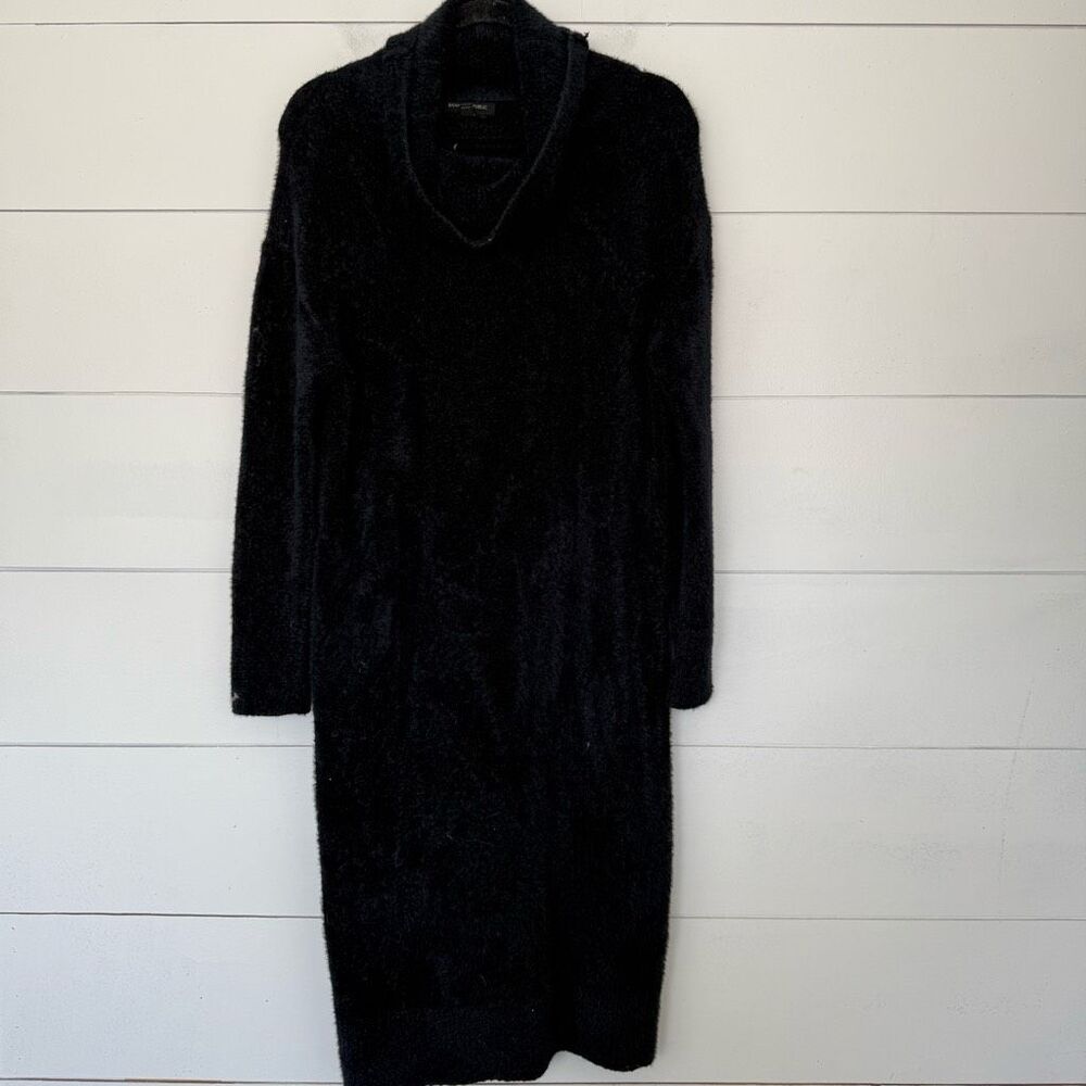 Banana Republic Women’s Medium Black Fuzzy Turtleneck Sweater